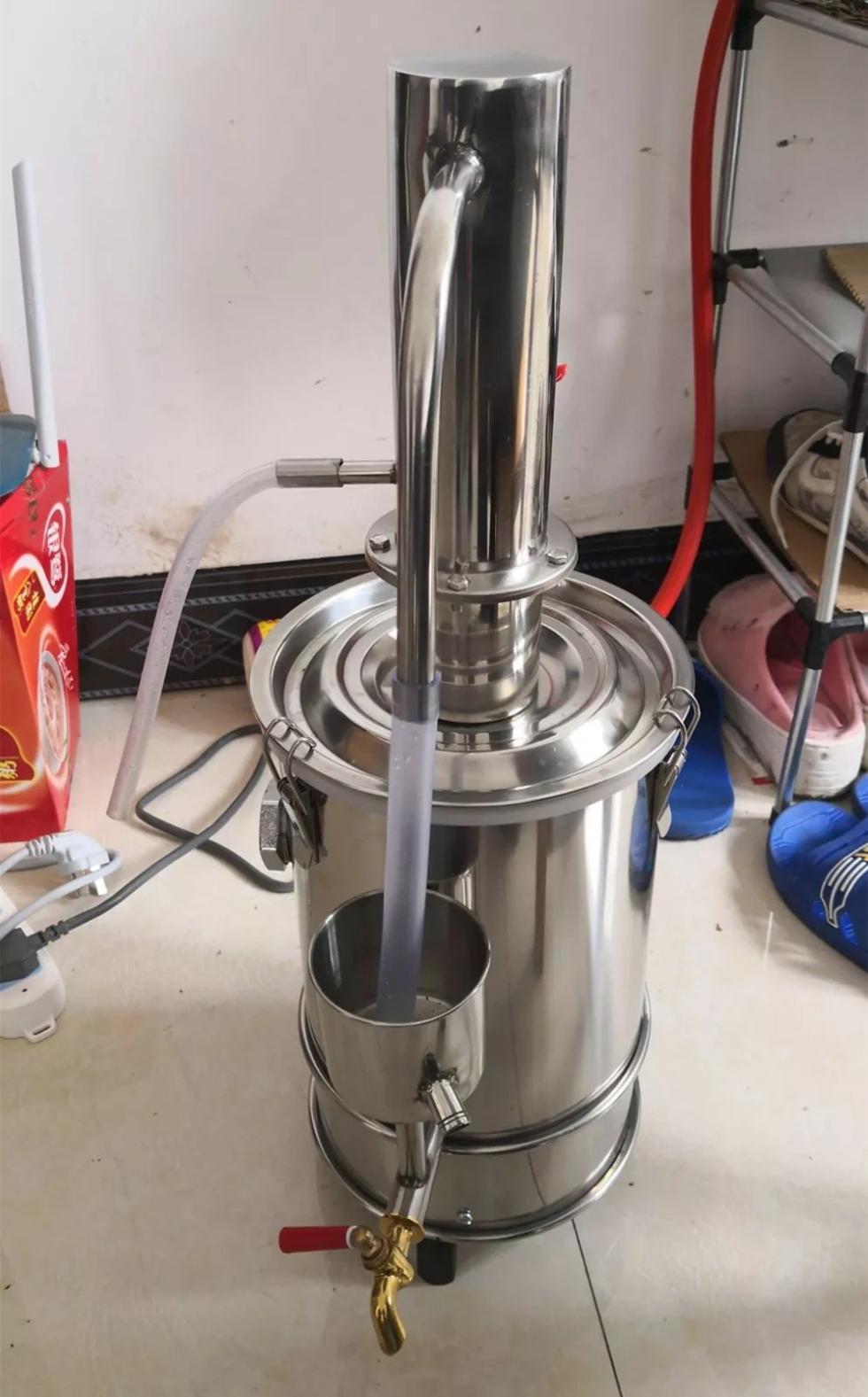 事发今晨:嫌犯挥舞凶器疯狂拒捕,危急时刻,民警果断开枪