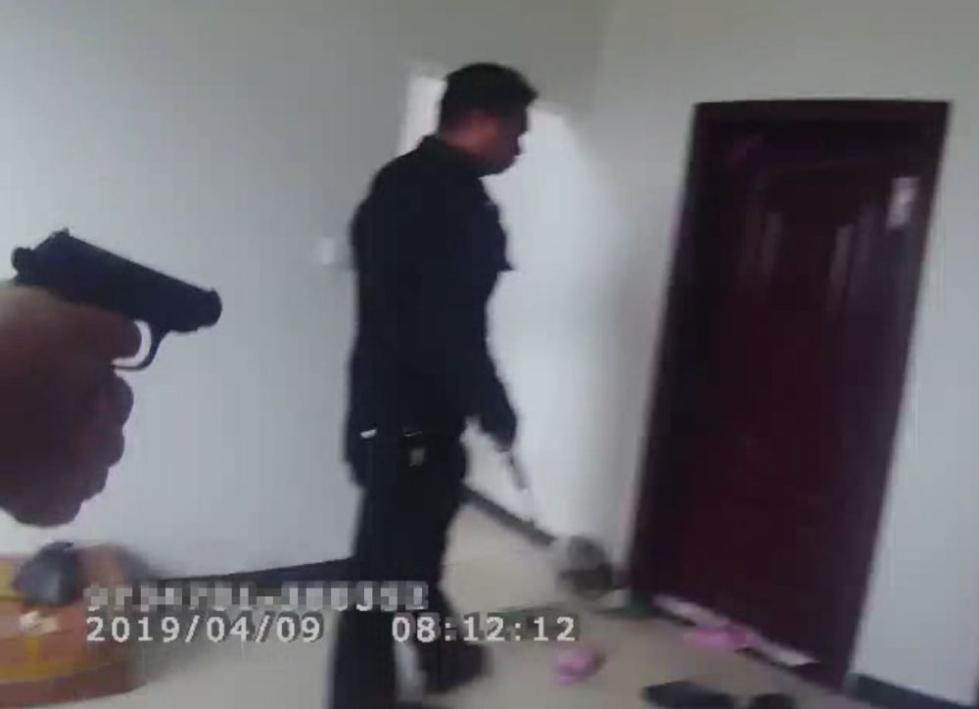 事发今晨:嫌犯挥舞凶器疯狂拒捕,危急时刻,民警果断开枪