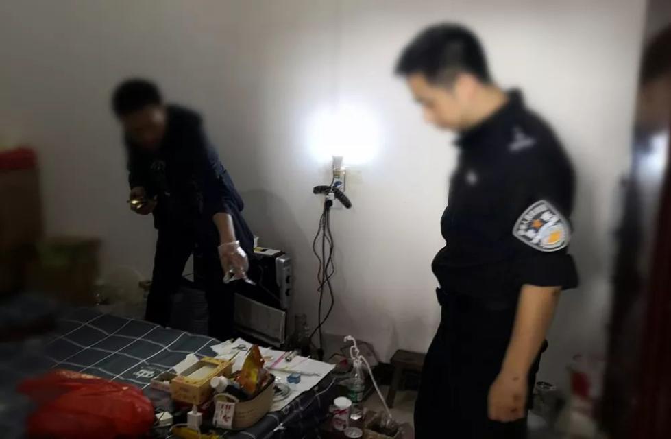 事发今晨:嫌犯挥舞凶器疯狂拒捕,危急时刻,民警果断开枪