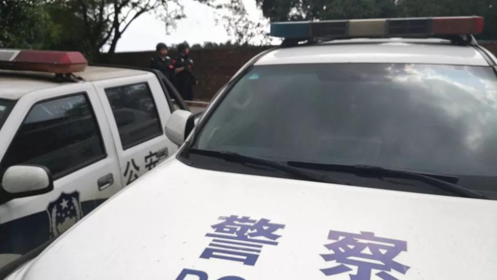 事发今晨:嫌犯挥舞凶器疯狂拒捕,危急时刻,民警果断开枪